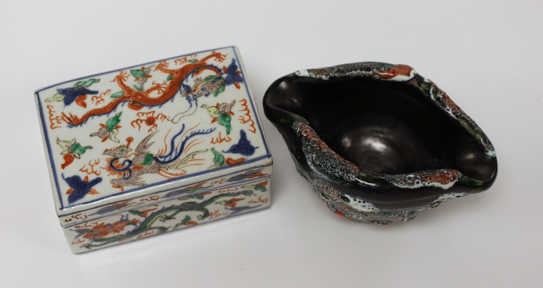 A Chinese wucai box and a Japanese pottery vase, 10.5cms wide x 6cms high